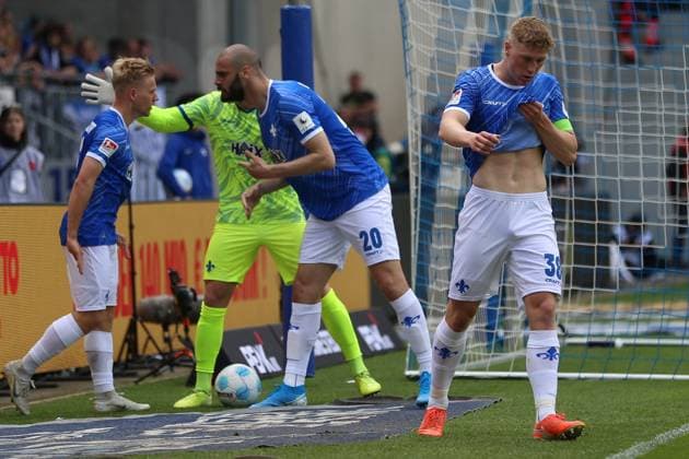 20.04.2025, xrekx, Fussball 2.Bundesliga, SV Darmstadt 98 - Hannover 96 v.l. Andreas Müller Mueller (SV Darmstadt 98) Marcel Schuhen (SV Darmstadt 98) Aleksandar Vukotic (SV Darmstadt 98) bejubeln die Rettungstat von Andreas Müller Mueller (SV Darmstadt 98) Clemens Riedel (SV Darmstadt 98) (DFL DFB REGULATIONS PROHIBIT ANY USE OF PHOTOGRAPHS as IMAGE SEQUENCES and or QUASI-VIDEO) Darmstadt