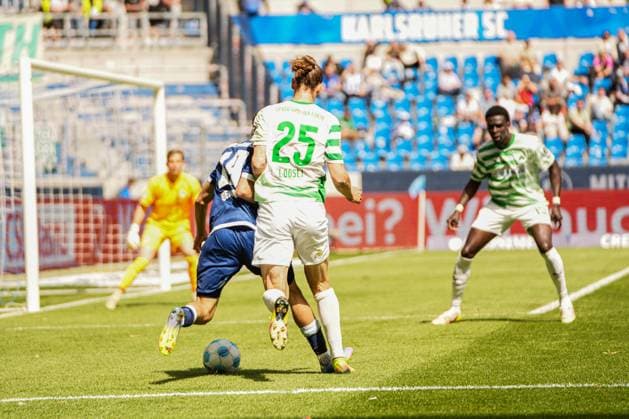 2. Fussball Bundesliga, Karlsruher SC - SpVgg Greuther Fürth, 20.04.2025 Zweikampf zwischen Louey Ben Farhat (Karlsruher SC 19) und Noah Loosli (SpVgg Greuther Fürth 25) - worauf ein Elfmeter gepfiffen wird 2. Fussball Bundesliga, Karlsruher SC - SpVgg Greuther Fürth; BBBank Wildpark Karlsruhe, 20.04.2025 DFB DFL REGULATIONS PROHIBIT ANY USE OF PHOTOGRAPHS AS IMAGE SEQUENCES AND OR QUASI-VIDEO.
