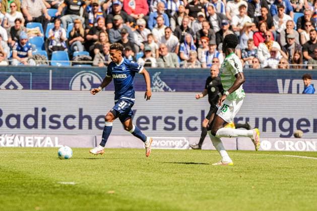 2. Fussball Bundesliga, Karlsruher SC - SpVgg Greuther Fürth, 20.04.2025 Bambasé Conté (Karlsruher SC 31) auf dem Weg in Richtung Tor 2. Fussball Bundesliga, Karlsruher SC - SpVgg Greuther Fürth; BBBank Wildpark Karlsruhe, 20.04.2025 DFB DFL REGULATIONS PROHIBIT ANY USE OF PHOTOGRAPHS AS IMAGE SEQUENCES AND OR QUASI-VIDEO.