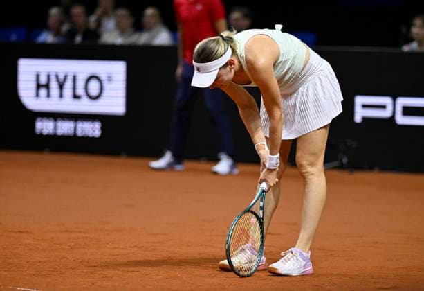 Ekaterina Alexandrova (RUS) enttaeuscht Tennis Damen Porsche-Cup Porsche Tennis Grand Prix GP Stuttgart 2025 Porsche Arena 20.04.2024 DFL REGULATIONS PROHIBIT ANY USE OF PHOTOGRAPHS AS IMAGE SEQUENCES AND OR QUASI-VIDEO Tennis Damen Porsche-Cup Porsche Tennis Grand Prix GP Stuttgart 2025