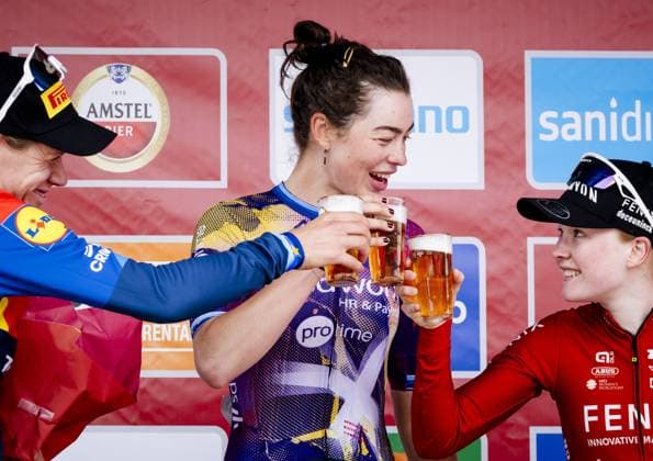 Sport Themen der Woche KW16 VALKENBURG - Ellen van Dijk (Netherlands), Mischa Bredewold (Netherlands) and Puck Pieterse (Netherlands) on the podium after the women s edition of the 2025 Amstel Gold Race for women in Valkenburg. ANP MARCEL VAN HOORN Amstel Gold Race 2025 xVIxANPxSportx xxANPxIVx 524895595 originalFilename: 524895595.jpg