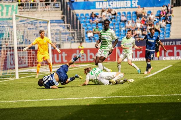 2. Fussball Bundesliga, Karlsruher SC - SpVgg Greuther Fürth, 20.04.2025 Zweikampf zwischen Louey Ben Farhat (Karlsruher SC 19) und Noah Loosli (SpVgg Greuther Fürth 25) - worauf ein Elfmeter gepfiffen wird 2. Fussball Bundesliga, Karlsruher SC - SpVgg Greuther Fürth; BBBank Wildpark Karlsruhe, 20.04.2025 DFB DFL REGULATIONS PROHIBIT ANY USE OF PHOTOGRAPHS AS IMAGE SEQUENCES AND OR QUASI-VIDEO.