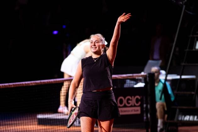 Im Bild Jelena Ostapenko besiegt Ekaterina Alexandrova und bedankt sich beim Publikum Halbfinale Ekaterina Alexandrova vs Jelena Ostapenko LAT GER, Porsche Tennis Grand Prix GP Stuttgart 2025, WTA500, 20.04.2025 GER, Porsche Tennis Grand Prix GP Stuttgart 2025, WTA500, 20.04.2025 Stuttgart Copyright: xEibner-Pressefoto RogerxBuerkex EP