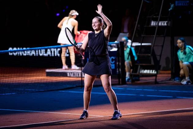 Im Bild Jelena Ostapenko besiegt Ekaterina Alexandrova und bedankt sich beim Publikum Halbfinale Ekaterina Alexandrova vs Jelena Ostapenko LAT GER, Porsche Tennis Grand Prix GP Stuttgart 2025, WTA500, 20.04.2025 GER, Porsche Tennis Grand Prix GP Stuttgart 2025, WTA500, 20.04.2025 Stuttgart Copyright: xEibner-Pressefoto RogerxBuerkex EP