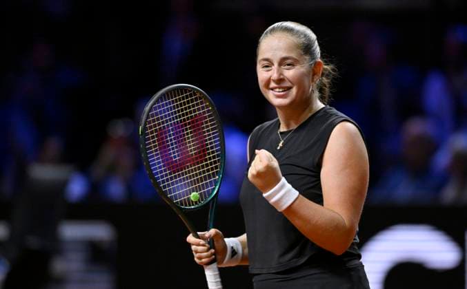 Jelena Ostapenko (LAT) Jubel, Freude, Emotion, emotional, jubelt, Glueck, gluecklich, nach Matchgewinn und Einzug ins Finale Tennis Damen Porsche-Cup Porsche Tennis Grand Prix GP Stuttgart 2025 Porsche Arena 20.04.2024 DFL REGULATIONS PROHIBIT ANY USE OF PHOTOGRAPHS AS IMAGE SEQUENCES AND OR QUASI-VIDEO Tennis Damen Porsche-Cup Porsche Tennis Grand Prix GP Stuttgart 2025