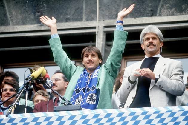 ARCHIVFOTO: Werner Lorant ist im Alter von 76 Jahren gestorben Peter PACULT (AUT) winkend, rechts neben ihm Trainer Werner LORANT; Aufstiegsfeier zur 1. Fussball-Bundesliga der Mannschaft des TSV 1860 Muenchen, auf dem Muenchner Rathausbalkon am 28.01.1996;
