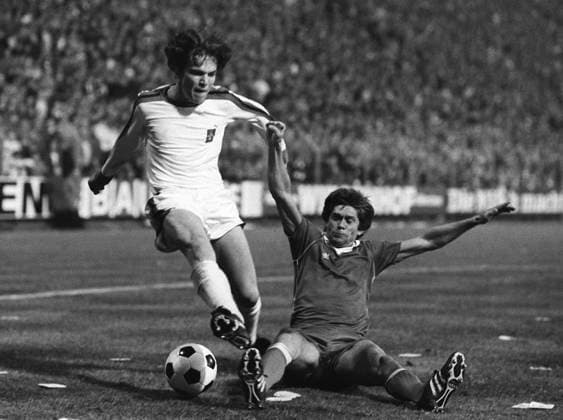 ARCHIVFOTO: Werner Lorant ist im Alter von 76 Jahren gestorben 01SN_BMG_EFR_170580SP.jpg Fussball UEFA Cup Pokal Finale Borussia Moenchengladbach - Eintracht Frankfurt 3:2 am 17.05.1980, Zweikampf Aktion Werner LORANT (rechts) gegen Lothar MATTHAEUS, Querformat, SW.