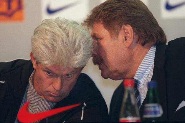 ARCHIVFOTO: Werner Lorant ist im Alter von 76 Jahren gestorben SN04040002SP.jpg Fussball, Werner LORANT,Trainer 1860 Muenchen,im Gespraech mit Praesident Karl Heinz WILDMOSER