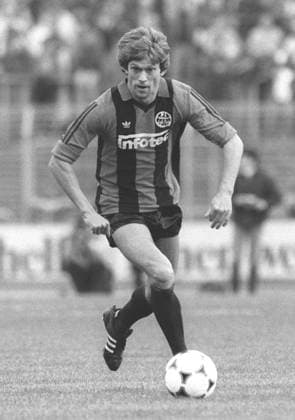 Archivbilder der Woche SPORT KW16 ARCHIVFOTO: Werner Lorant ist im Alter von 76 Jahren gestorben SN091082_02LorantSP.jpg Werner LORANT, Deutschland, Fussball Bundesliga, Eintracht Frankfurt-VfB Stuttgart (3:0), Einzelaktion, Ganzaufnahme, Hf. a *** ARCHIVE PHOTO Werner Lorant has died at the age of 76 SN091082 02LorantSP jpg Werner LORANT, Germany, Bundesliga, Eintracht Frankfurt VfB Stuttgart 3 0 , single action, full-length shot, Hf a