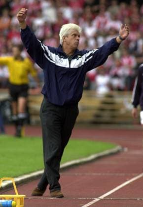ARCHIVFOTO: Werner Lorant ist im Alter von 76 Jahren gestorben SN10Koeln_1860_SP.jpg Fussball 1. Bundesliga, 1. FC Koeln - TSV 1860 Muenchen 2:0, Trainer Werner LORANT (1860) als strebender Schwan , 04.08.2001