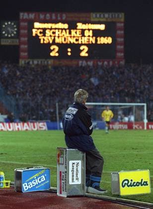 ARCHIVFOTO: Werner Lorant ist im Alter von 76 Jahren gestorben SN12129817SP.JPG Fussball Bundesliga: TSV 1860 Muenchen : Trainer Werner LORANT, Deutschland, ganze Figur, von hinten, im Spiel gegen Schalke 04