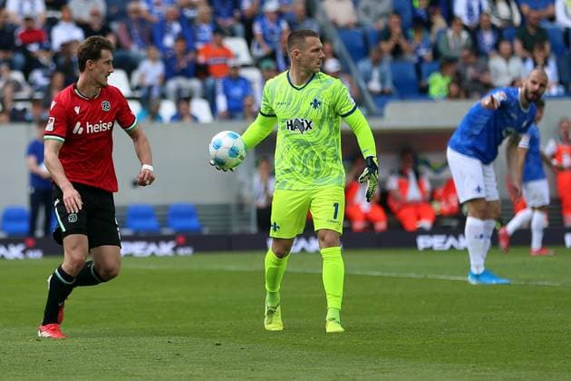 20.04.2025, xrekx, Fussball 2.Bundesliga, SV Darmstadt 98 - Hannover 96 v.l. Phil Neumann (Hannover 96) Marcel Schuhen (SV Darmstadt 98) Aleksandar Vukotic (SV Darmstadt 98) (DFL DFB REGULATIONS PROHIBIT ANY USE OF PHOTOGRAPHS as IMAGE SEQUENCES and or QUASI-VIDEO) Darmstadt