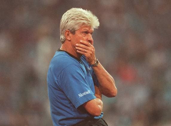 ARCHIVFOTO: Werner Lorant ist im Alter von 76 Jahren gestorben SN21099915SP.jpg Fussball Bundesliga Werner LORANT, Deutschland, Trainer TSV 1860 Muenchen, hat eine Hand vor dem Mund, wirkt erschrocken, skeptisch, Halbfigur, Querformat.