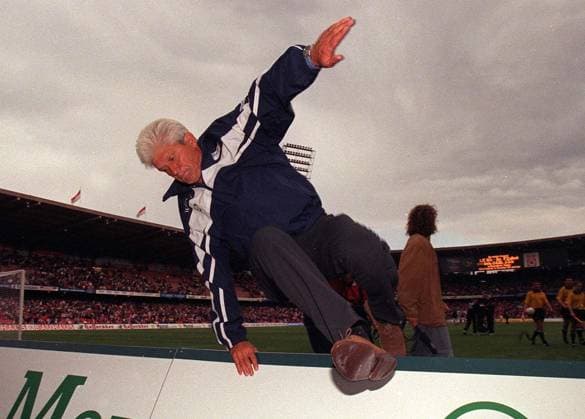 ARCHIVFOTO: Werner Lorant ist im Alter von 76 Jahren gestorben SN22Koeln_1860_SP.jpg Fussball 1. Bundesliga, 1. FC Koeln - TSV 1860 Muenchen 2:0, Trainer Werner LORANT (1860) springt zum Abgang ueber die Bande, 04.08.2001