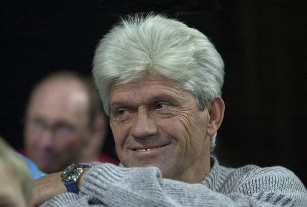 ARCHIVFOTO: Werner Lorant ist im Alter von 76 Jahren gestorben SN23010028SP.jpg Werner LORANT, Deutschland, Fussball, Trainer TSV 1860 Muenchen, P , laechelnd, den Kopf auf einen Arm gestuetzt, blickt etwas zur Seite.