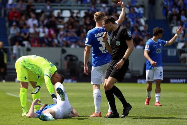 20.04.2025, xrekx, Fussball 2.Bundesliga, SV Darmstadt 98 - Hannover 96 v.l. Aleksandar Vukotic (SV Darmstadt 98) verletzt, Verletzung, Schmerz, Schmerzen, injured, injury, pain, pains Kopfverletzung (DFL DFB REGULATIONS PROHIBIT ANY USE OF PHOTOGRAPHS as IMAGE SEQUENCES and or QUASI-VIDEO) Darmstadt