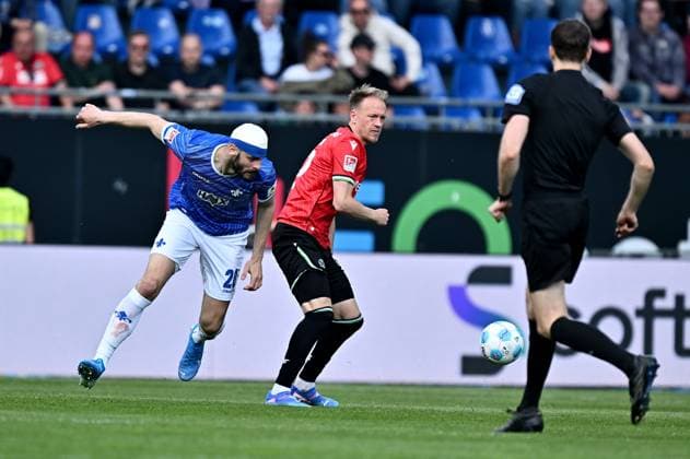 20.04.2025, xfux, Fussball 2.Bundesliga, SV Darmstadt 98 - Hannover 96 v.l. Aleksandar Vukotic (SV Darmstadt 98) mit Verband, Havard Nielsen (Hannover 96) (DFL DFB REGULATIONS PROHIBIT ANY USE OF PHOTOGRAPHS as IMAGE SEQUENCES and or QUASI-VIDEO. Eine Lizenzierung dieses Bildes an und oder durch den SV Darmstadt 1898 e.V. sowie Tochterunternehmen ist nicht gestattet. No release of or sale to SV Darmstadt 1898 e.V.) Darmstadt