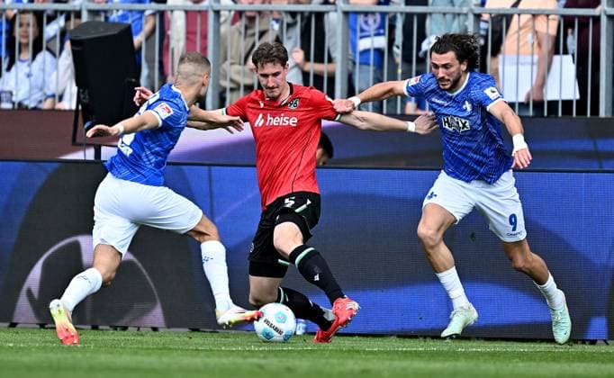 20.04.2025, xfux, Fussball 2.Bundesliga, SV Darmstadt 98 - Hannover 96 v.l. Fabian Nürnberger Nuernberger (SV Darmstadt 98), Phil Neumann (Hannover 96), Fraser Hornby (SV Darmstadt 98) (DFL DFB REGULATIONS PROHIBIT ANY USE OF PHOTOGRAPHS as IMAGE SEQUENCES and or QUASI-VIDEO. Eine Lizenzierung dieses Bildes an und oder durch den SV Darmstadt 1898 e.V. sowie Tochterunternehmen ist nicht gestattet. No release of or sale to SV Darmstadt 1898 e.V.) Darmstadt