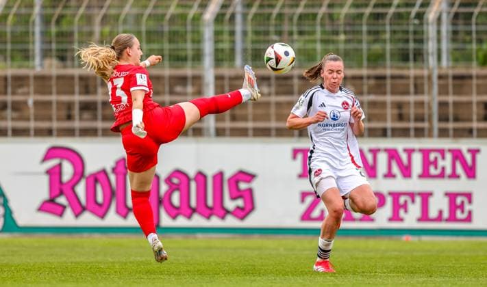 GER, Freiburg, SC Freiburg II vs FC Nürnberg, 2. Frauen Bundesliga, Fussball, DFB, Spielzeit 2024 2025, Möslestadion, 22. Spieltag, im Bild v.l.: Belma Dzaferi (SC Freiburg II 23), Nastassja Lein (FC Nürnberg 24) DFB DFL REGULATIONS PROHIBIT ANY USE OF PHOTOGRAPHS AS IMAGE SEQUENCES AND OR QUASI-VIDEO, 20.04.2025, Copyright: HMBxMedia HendrikxHamelau