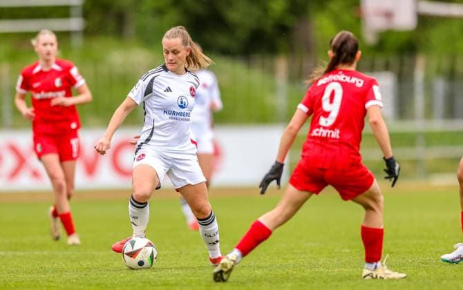GER, Freiburg, SC Freiburg II vs FC Nürnberg, 2. Frauen Bundesliga, Fussball, DFB, Spielzeit 2024 2025, Möslestadion, 22. Spieltag, im Bild v.l.: Luisa Guttenberger (FC Nürnberg 4), Charlotte Schmit (SC Freiburg II 9) DFB DFL REGULATIONS PROHIBIT ANY USE OF PHOTOGRAPHS AS IMAGE SEQUENCES AND OR QUASI-VIDEO, 20.04.2025, Copyright: HMBxMedia HendrikxHamelau
