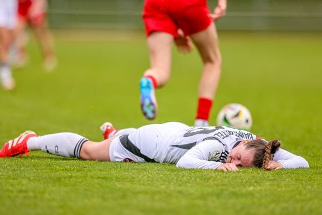 GER, Freiburg, SC Freiburg II vs FC Nürnberg, 2. Frauen Bundesliga, Fussball, DFB, Spielzeit 2024 2025, Möslestadion, 22. Spieltag, im Bild: Jacqueline Baumgärtel (FC Nürnberg 20) am Boden DFB DFL REGULATIONS PROHIBIT ANY USE OF PHOTOGRAPHS AS IMAGE SEQUENCES AND OR QUASI-VIDEO, 20.04.2025, Copyright: HMBxMedia HendrikxHamelau