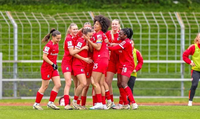 GER, Freiburg, SC Freiburg II vs FC Nürnberg, 2. Frauen Bundesliga, Fussball, DFB, Spielzeit 2024 2025, Möslestadion, 22. Spieltag, im Bild: Nora Scherer (SC Freiburg II 11) erzielt das Tor zum 1:1 und jubelt mit dem Team DFB DFL REGULATIONS PROHIBIT ANY USE OF PHOTOGRAPHS AS IMAGE SEQUENCES AND OR QUASI-VIDEO, 20.04.2025, Copyright: HMBxMedia HendrikxHamelau
