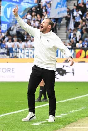 20.04.2025 - Fussball - Saison 2024 2025 - 2. Fussball - Bundesliga - 30. Spieltag: Karlsruher SC KSC Karlsruhe - SpVgg Greuther Fürth ( Kleeblatt ) - Sportfoto Zink - xwoxzix - DFL regulations prohibit any use of photographs as image sequences and or quasi-video - only for editorial use - Jan Siewert ( Trainer SpVgg Greuther Fürth ) ruft schreit brüllt
