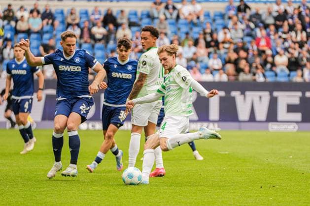 2. Fussball Bundesliga, Karlsruher SC - SpVgg Greuther Fürth, 20.04.2025 Marco John (SpVgg Greuther Fürth 24) der sich durch den Sechzehner kämpft und einen Schuss aufs Tor wagt 2. Fussball Bundesliga, Karlsruher SC - SpVgg Greuther Fürth; BBBank Wildpark Karlsruhe, 20.04.2025 DFB DFL REGULATIONS PROHIBIT ANY USE OF PHOTOGRAPHS AS IMAGE SEQUENCES AND OR QUASI-VIDEO.