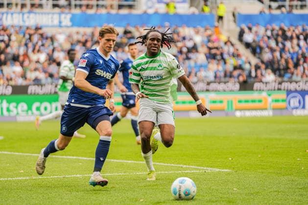 2. Fussball Bundesliga, Karlsruher SC - SpVgg Greuther Fürth, 20.04.2025 Zweikampf zwischen Dzenis Burnic (Karlsruher SC 7) und Noel Futkeu (SpVgg Greuther Fürth 9) 2. Fussball Bundesliga, Karlsruher SC - SpVgg Greuther Fürth; BBBank Wildpark Karlsruhe, 20.04.2025 DFB DFL REGULATIONS PROHIBIT ANY USE OF PHOTOGRAPHS AS IMAGE SEQUENCES AND OR QUASI-VIDEO.