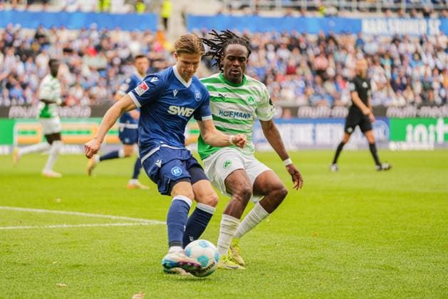 2. Fussball Bundesliga, Karlsruher SC - SpVgg Greuther Fürth, 20.04.2025 Zweikampf zwischen Dzenis Burnic (Karlsruher SC 7) und Noel Futkeu (SpVgg Greuther Fürth 9) 2. Fussball Bundesliga, Karlsruher SC - SpVgg Greuther Fürth; BBBank Wildpark Karlsruhe, 20.04.2025 DFB DFL REGULATIONS PROHIBIT ANY USE OF PHOTOGRAPHS AS IMAGE SEQUENCES AND OR QUASI-VIDEO.
