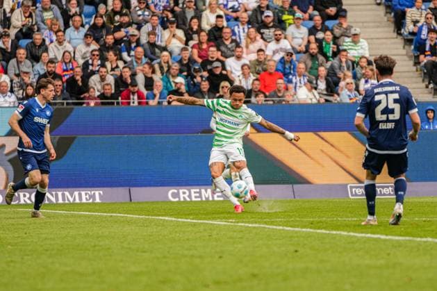 2. Fussball Bundesliga, Karlsruher SC - SpVgg Greuther Fürth, 20.04.2025 Roberto Massimo (SpVgg Greuther Fürth 11) mit einem Torschuss 2. Fussball Bundesliga, Karlsruher SC - SpVgg Greuther Fürth; BBBank Wildpark Karlsruhe, 20.04.2025 DFB DFL REGULATIONS PROHIBIT ANY USE OF PHOTOGRAPHS AS IMAGE SEQUENCES AND OR QUASI-VIDEO.