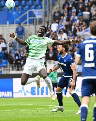 20.04.2025 - Fussball - Saison 2024 2025 - 2. Fussball - Bundesliga - 30. Spieltag: Karlsruher SC KSC Karlsruhe - SpVgg Greuther Fürth ( Kleeblatt ) - Sportfoto Zink - xwoxzix - DFL regulations prohibit any use of photographs as image sequences and or quasi-video - only for editorial use - Joshua Quarshie (15, SpVgg Greuther Fürth ) Fabian Schleusener (24, Karlsruher SC KSC )