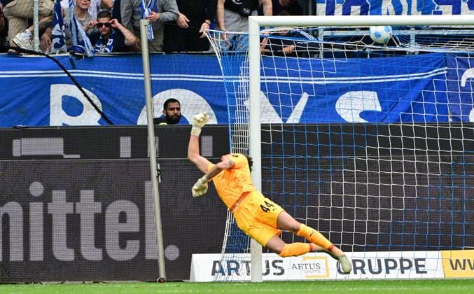 20.04.2025 - Fussball - Saison 2024 2025 - 2. Fussball - Bundesliga - 30. Spieltag: Karlsruher SC KSC Karlsruhe - SpVgg Greuther Fürth ( Kleeblatt ) - Sportfoto Zink MeZi - xmexzix - DFL regulations prohibit any use of photographs as image sequences and or quasi-video - only for editorial use - Nahuel Noll (44, SpVgg Greuther Fürth ) muss Gegentor Tor zum 1:0 durch Marvin Wanitzek (10, Karlsruher SC KSC ) hinnehmen