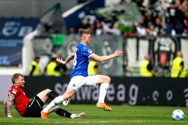 Andreas Voglsammer (Hannover 96, 32) im Zweikampf mit Clemens Riedel (SV Darmstadt 98, 38), GER, SV Darmstadt 98 vs. Hannover 96, 2. Bundesliga, Fussball, 30. Spieltag, Saison 2024 2025, 20.04.2025. DFL REGULATIONS PROHIBIT ANY USE OF PHOTOGRAPHS as IMAGE SEQUENCES and or QUASI-VIDEO. GER, SV Darmstadt 98 vs. Hannover 96, 2. Bundesliga, Fussball, 30. Spieltag, Saison 2024 2025, 20.04.2025. Darmstadt