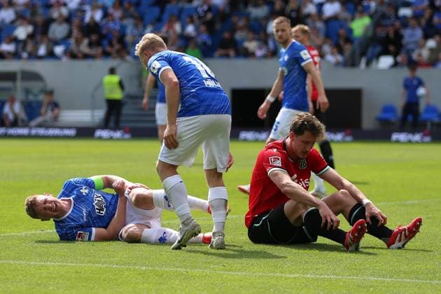 20.04.2025, xrekx, Fussball 2.Bundesliga, SV Darmstadt 98 - Hannover 96 v.l. Clemens Riedel (SV Darmstadt 98) verletzt, Verletzung, Schmerz, Schmerzen, injured, injury, pain, pains Andreas Müller Mueller (SV Darmstadt 98) Phil Neumann (Hannover 96) (DFL DFB REGULATIONS PROHIBIT ANY USE OF PHOTOGRAPHS as IMAGE SEQUENCES and or QUASI-VIDEO) Darmstadt