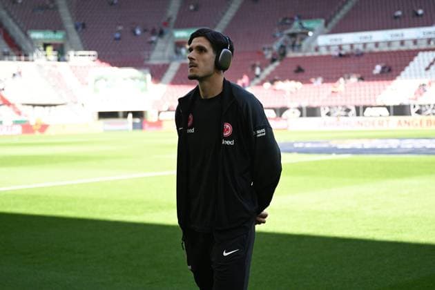 20.04.2025, xjhx, Fussball 1.Bundesliga, FC Augsburg - Eintracht Frankfurt v.l. Platzbegehung vor dem Spiel Igor Matanovic (Eintracht Frankfurt) (DFL DFB REGULATIONS PROHIBIT ANY USE OF PHOTOGRAPHS as IMAGE SEQUENCES and or QUASI-VIDEO) Augsburg