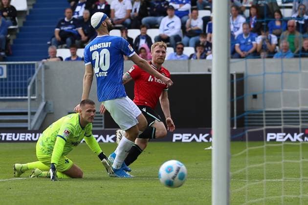 20.04.2025, xrekx, Fussball 2.Bundesliga, SV Darmstadt 98 - Hannover 96 v.l. Torschuss zum 1:1 durch Andreas Voglsammer (Hannover 96) Marcel Schuhen (SV Darmstadt 98) (DFL DFB REGULATIONS PROHIBIT ANY USE OF PHOTOGRAPHS as IMAGE SEQUENCES and or QUASI-VIDEO) Darmstadt