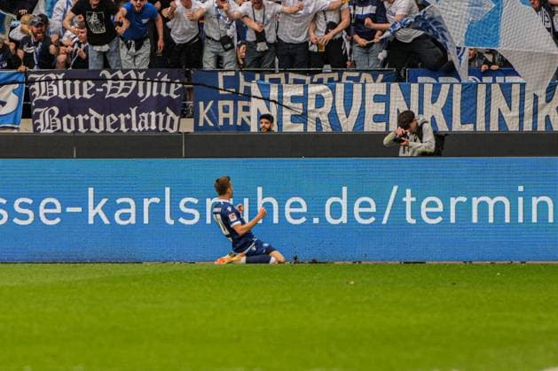 2. Fussball Bundesliga, Karlsruher SC - SpVgg Greuther Fürth, 20.04.2025 Marvin Wanitzek (Karlsruher SC 10) mit seinem Torjubel zum 1:0 2. Fussball Bundesliga, Karlsruher SC - SpVgg Greuther Fürth; BBBank Wildpark Karlsruhe, 20.04.2025 DFB DFL REGULATIONS PROHIBIT ANY USE OF PHOTOGRAPHS AS IMAGE SEQUENCES AND OR QUASI-VIDEO.