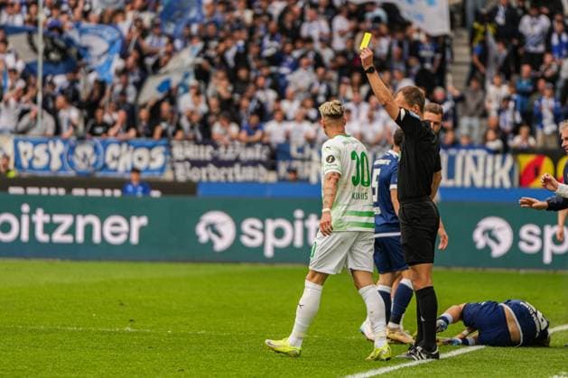 2. Fussball Bundesliga, Karlsruher SC - SpVgg Greuther Fürth, 20.04.2025 Florian Heft (Schiedsrichter) der Felix Klaus (SpVgg Greuther Fürth 30) die Gelbe Karte gibt 2. Fussball Bundesliga, Karlsruher SC - SpVgg Greuther Fürth; BBBank Wildpark Karlsruhe, 20.04.2025 DFB DFL REGULATIONS PROHIBIT ANY USE OF PHOTOGRAPHS AS IMAGE SEQUENCES AND OR QUASI-VIDEO.