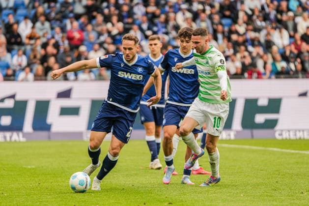 2. Fussball Bundesliga, Karlsruher SC - SpVgg Greuther Fürth, 20.04.2025 Christoph Kobald (Karlsruher SC 22) der sich gegen Branimir Hrgota (SpVgg Greuther Fürth 10) durchsetzt 2. Fussball Bundesliga, Karlsruher SC - SpVgg Greuther Fürth; BBBank Wildpark Karlsruhe, 20.04.2025 DFB DFL REGULATIONS PROHIBIT ANY USE OF PHOTOGRAPHS AS IMAGE SEQUENCES AND OR QUASI-VIDEO.