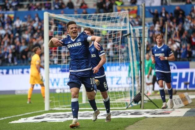 Jubel nach dem Treffer zum 1:0 Marvin Wanitzek (Karlsruher SC, 10), Karlsruher SC vs. SpVgg Greuther Fuerth, 2. Bundesliga, 30. Spieltag, 2024 2025, 20.04.2025, DFL REGULATIONS PROHIBIT ANY USE OF PHOTOGRAPHS AS IMAGE SEQUENCES AND OR QUASI-VIDEO, Karlsruher SC vs. SpVgg Greuther Fuerth, 2. Bundesliga, 30. Spieltag, 2024 2025, 20.04.2025 Karlsruhe