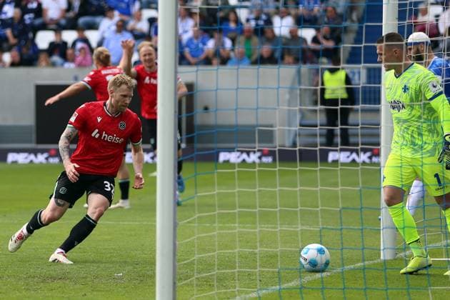 20.04.2025, xrekx, Fussball 2.Bundesliga, SV Darmstadt 98 - Hannover 96 v.l. Torjubel nach dem Tor zum 1:1 celebrating the goal celebrate durch Andreas Voglsammer (Hannover 96) Marcel Schuhen (SV Darmstadt 98) (DFL DFB REGULATIONS PROHIBIT ANY USE OF PHOTOGRAPHS as IMAGE SEQUENCES and or QUASI-VIDEO) Darmstadt