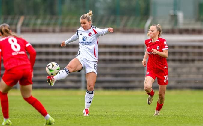 GER, Freiburg, SC Freiburg II vs FC Nürnberg, 2. Frauen Bundesliga, Fussball, DFB, Spielzeit 2024 2025, Möslestadion, 22. Spieltag, im Bild v.l.: Zoe Schick (SC Freiburg II 8), Meret Günster (FC Nürnberg 66) DFB DFL REGULATIONS PROHIBIT ANY USE OF PHOTOGRAPHS AS IMAGE SEQUENCES AND OR QUASI-VIDEO, 20.04.2025, Copyright: HMBxMedia HendrikxHamelau
