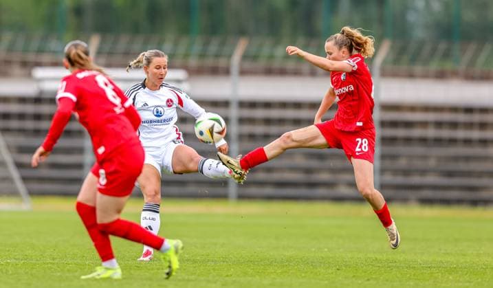 GER, Freiburg, SC Freiburg II vs FC Nürnberg, 2. Frauen Bundesliga, Fussball, DFB, Spielzeit 2024 2025, Möslestadion, 22. Spieltag, im Bild v.l.: Meret Günster (FC Nürnberg 66), Mia Scholle (SC Freiburg II 28) DFB DFL REGULATIONS PROHIBIT ANY USE OF PHOTOGRAPHS AS IMAGE SEQUENCES AND OR QUASI-VIDEO, 20.04.2025, Copyright: HMBxMedia HendrikxHamelau