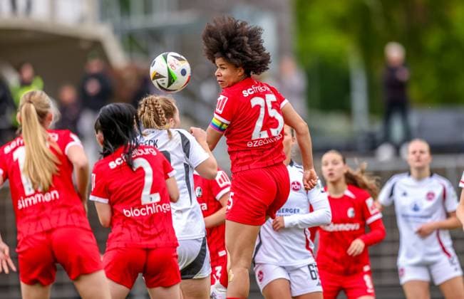 GER, Freiburg, SC Freiburg II vs FC Nürnberg, 2. Frauen Bundesliga, Fussball, DFB, Spielzeit 2024 2025, Möslestadion, 22. Spieltag, im Bild: Kopfball Victoria Ezebinyuo (SC Freiburg II 25) DFB DFL REGULATIONS PROHIBIT ANY USE OF PHOTOGRAPHS AS IMAGE SEQUENCES AND OR QUASI-VIDEO, 20.04.2025, Copyright: HMBxMedia HendrikxHamelau