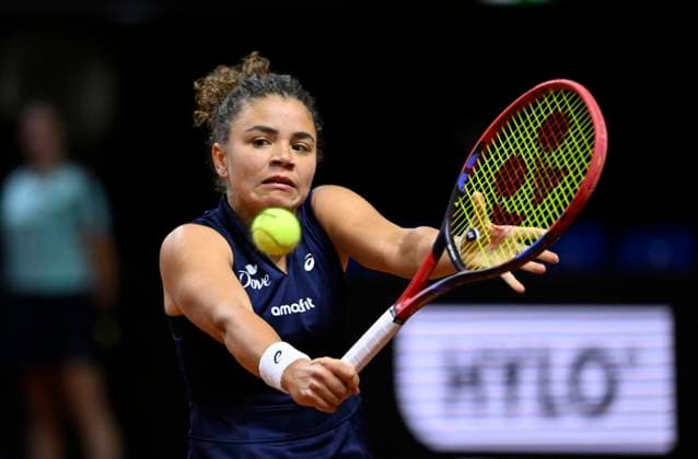Jasmine Paolini (ITA) Aktion Tennis Damen Porsche-Cup Porsche Tennis Grand Prix GP Stuttgart 2025 Porsche Arena 20.04.2024 DFL REGULATIONS PROHIBIT ANY USE OF PHOTOGRAPHS AS IMAGE SEQUENCES AND OR QUASI-VIDEO Tennis Damen Porsche-Cup Porsche Tennis Grand Prix GP Stuttgart 2025