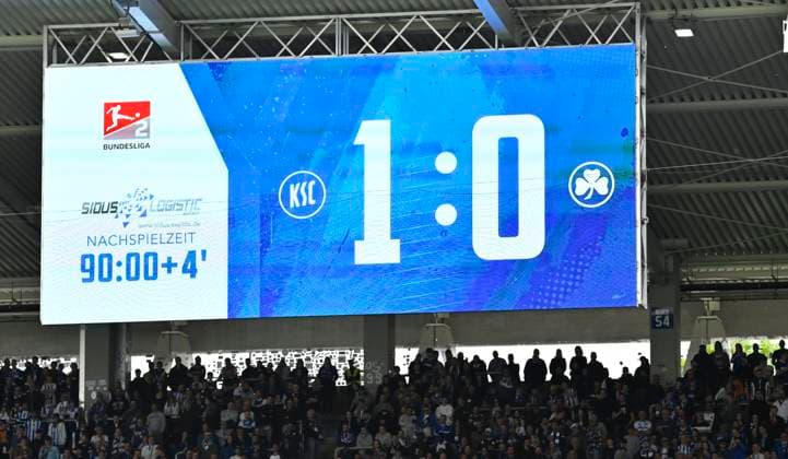 20.04.2025 - Fussball - Saison 2024 2025 - 2. Fussball - Bundesliga - 30. Spieltag: Karlsruher SC KSC Karlsruhe - SpVgg Greuther Fürth ( Kleeblatt ) - Sportfoto Zink - xwoxzix - DFL regulations prohibit any use of photographs as image sequences and or quasi-video - only for editorial use - Endergebnis auf Anzeigetafel