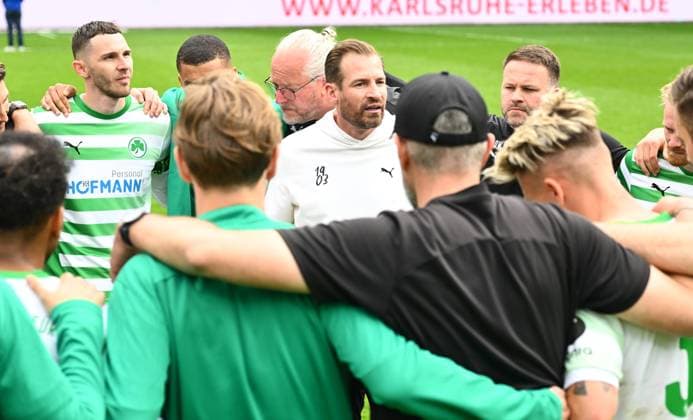 20.04.2025 - Fussball - Saison 2024 2025 - 2. Fussball - Bundesliga - 30. Spieltag: Karlsruher SC KSC Karlsruhe - SpVgg Greuther Fürth ( Kleeblatt ) - Sportfoto Zink - xwoxzix - DFL regulations prohibit any use of photographs as image sequences and or quasi-video - only for editorial use - Jan Siewert ( Trainer SpVgg Greuther Fürth ) spricht zu Mannschaft Team nach Spielende - Branimir Hrgota (10, SpVgg Greuther Fürth ) Dr. Ekkehardt Templer ( Mannschaftsarzt SpVgg Greuther Fürth ) Daniel Wiegand (Team-Koordinator Zeugwart SpVgg Greuther Fürth )