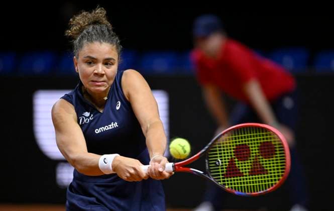 Jasmine Paolini (ITA) Aktion Tennis Damen Porsche-Cup Porsche Tennis Grand Prix GP Stuttgart 2025 Porsche Arena 20.04.2024 DFL REGULATIONS PROHIBIT ANY USE OF PHOTOGRAPHS AS IMAGE SEQUENCES AND OR QUASI-VIDEO Tennis Damen Porsche-Cup Porsche Tennis Grand Prix GP Stuttgart 2025