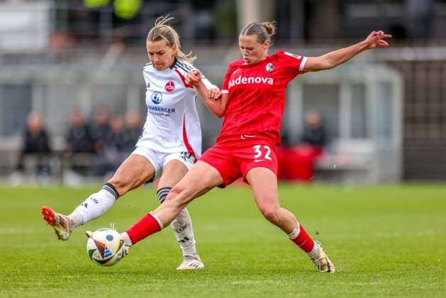GER, Freiburg, SC Freiburg II vs FC Nürnberg, 2. Frauen Bundesliga, Fussball, DFB, Spielzeit 2024 2025, Möslestadion, 22. Spieltag, im Bild v.l.: Medina DeÅ¡ić (FC Nürnberg 10), Yara Volpert (SC Freiburg II 32), Zweikampf DFB DFL REGULATIONS PROHIBIT ANY USE OF PHOTOGRAPHS AS IMAGE SEQUENCES AND OR QUASI-VIDEO, 20.04.2025, Copyright: HMBxMedia HendrikxHamelau